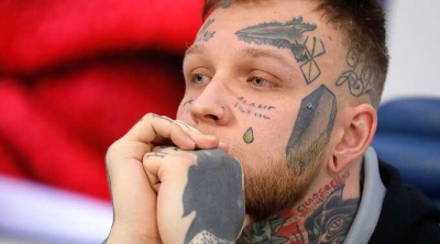 Покрытый татуировками сын Яковлевой сообщил о симпатии к рыжей девушке